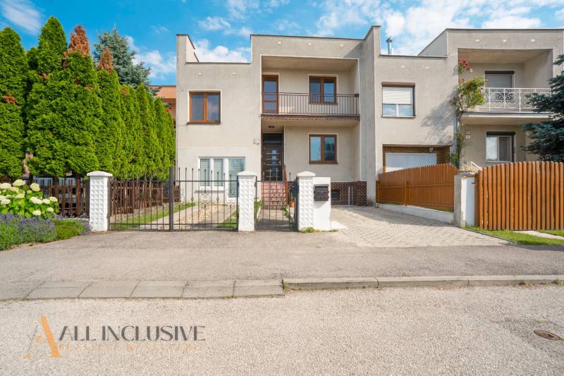 NA PREDAJ 5-IZBOVÝ POSCH. RODINNÝ DOM, DUNAJSKÁ STREDA - Rodinný dom v Dunajskej Strede so zeleným trávnikom, bránou a plotom.