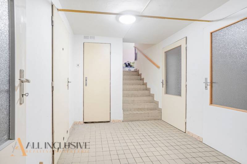 NA PREDAJ 5-IZBOVÝ POSCH. RODINNÝ DOM, DUNAJSKÁ STREDA - Interiér s chodbou a schodiskom v rodinnom dome, biele dvere a dlažba.