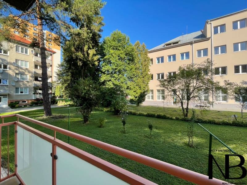 Na predaj 2,5 izbový byt v pôvodnom stave, 79 m2, Pod Sokolice, TN - Pohľad z balkóna 2-izbového bytu na Pod Sokolice v Trenčíne s výhľadom do zelene.