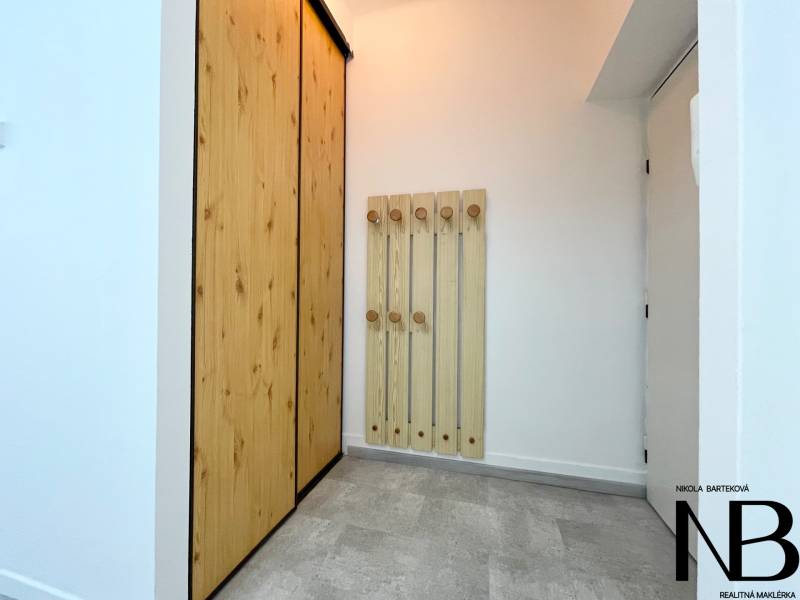 Na predaj 2,5 izbový byt v pôvodnom stave, 79 m2, Pod Sokolice, TN - Predsieň s podlahou s dreveným dekorom a vstavanou skriňou v 2-izbovom byte.