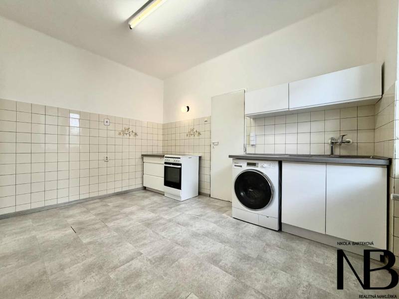 Na predaj 2,5 izbový byt v pôvodnom stave, 79 m2, Pod Sokolice, TN - Kuchyňa v 2-izbovom byte s dlaždicami, bielou linkou a spotrebičmi.