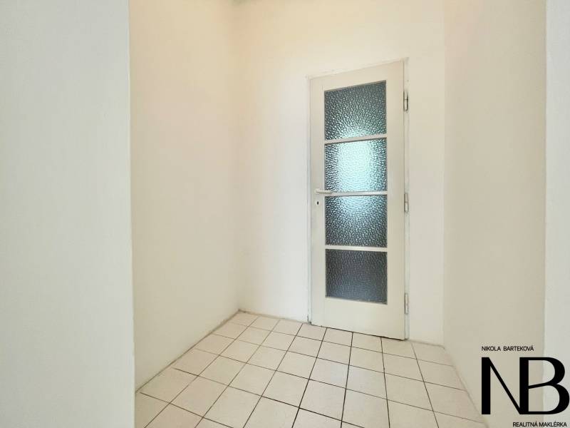 Na predaj 2,5 izbový byt v pôvodnom stave, 79 m2, Pod Sokolice, TN - Biele dvere s presklením v 2-izbovom byte na dlažbe.