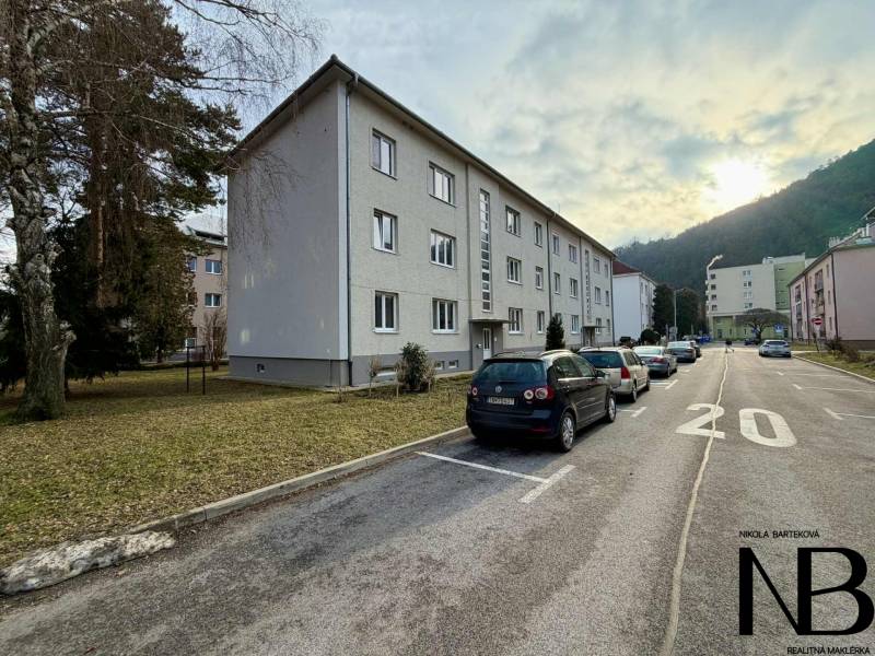 Na predaj 2,5 izbový byt v pôvodnom stave, 79 m2, Pod Sokolice, TN - Bytový dom s parkovacími miestami na ulici Pod Sokolice v Trenčíne, priestor pre 2-izbový byt.