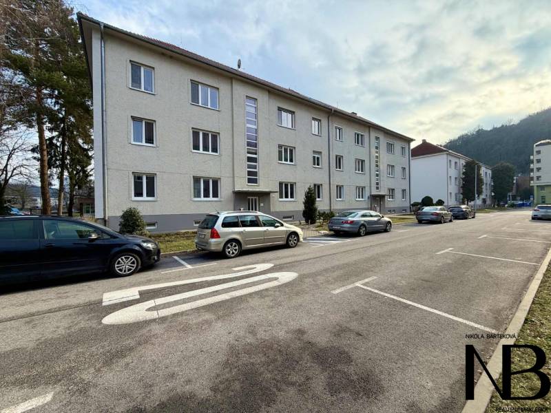 Na predaj 2,5 izbový byt v pôvodnom stave, 79 m2, Pod Sokolice, TN - Bytový dom na ulici Pod Sokolice v Trenčíne s parkovaním pre 2-izbové byty.