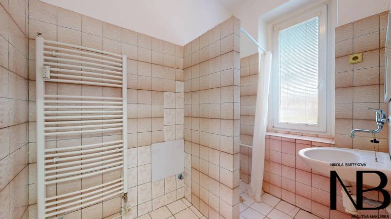 Na predaj 2,5 izbový byt v pôvodnom stave, 79 m2, Pod Sokolice, TN - Kúpeľňa so sprchou a umývadlom v 2-izbovom byte, dlažba s jemným vzorom.