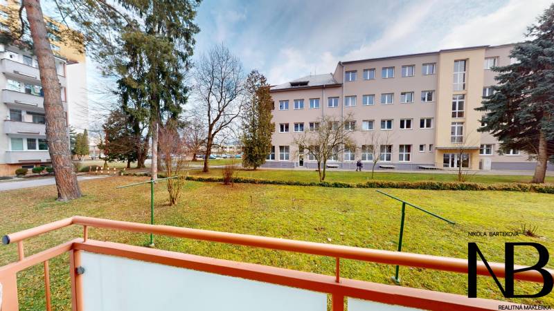 Na predaj 2,5 izbový byt v pôvodnom stave, 79 m2, Pod Sokolice, TN - Záhrada pri 2-izbovom byte na ulici Pod Sokolice v Trenčíne, obklopená stromami a trávnikom.