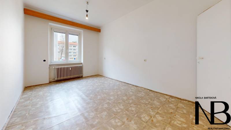 Na predaj 2,5 izbový byt v pôvodnom stave, 79 m2, Pod Sokolice, TN - Izba v 2-izbovom byte s oknom a podlahou s dreveným dekorom.