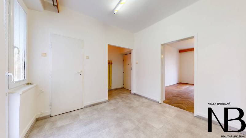 Na predaj 2,5 izbový byt v pôvodnom stave, 79 m2, Pod Sokolice, TN - V 2-izbovom byte sú svetlé steny a podlaha s dreveným dekorom.