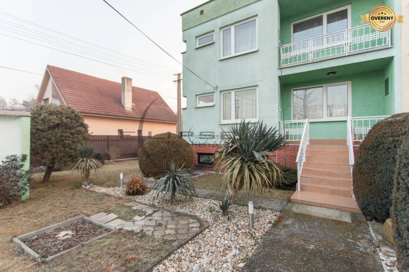 NA PREDAJ priestranný 4-izbový rodinný dom v Plaveckom Štvrtku - Exteriér rodinného domu v Plaveckom Štvrtku, záhrada s krovinami a schodmi.