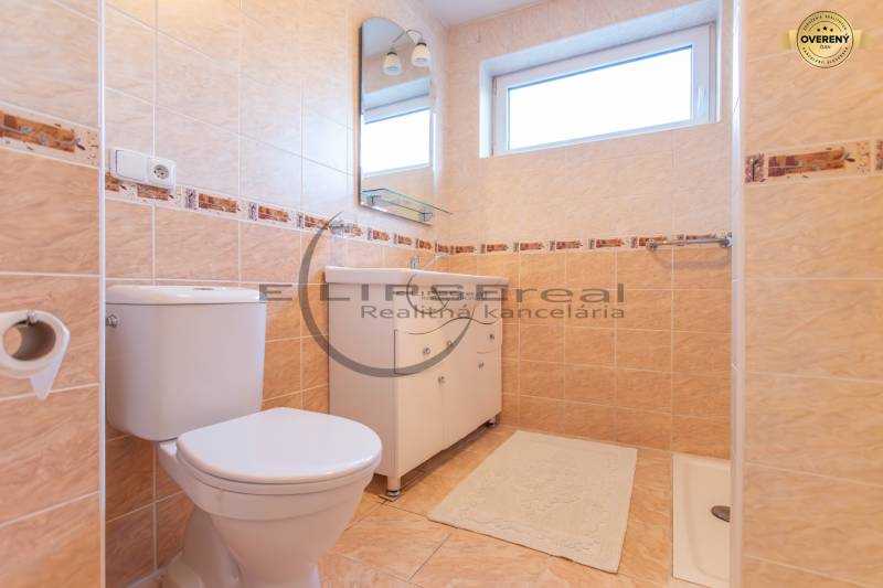 NA PREDAJ priestranný 4-izbový rodinný dom v Plaveckom Štvrtku - Kúpeľňa v rodinnom dome s kachličkami, toaletou a sprchovacím kútom.