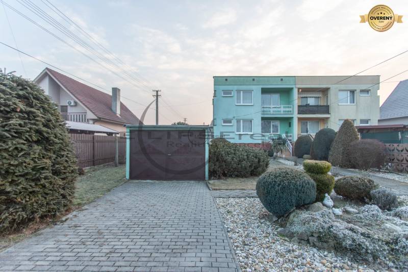 NA PREDAJ priestranný 4-izbový rodinný dom v Plaveckom Štvrtku - Rodinný dom v Plaveckom Štvrtku s garážou a upravenou záhradou, obklopený okrasnými kríkmi.