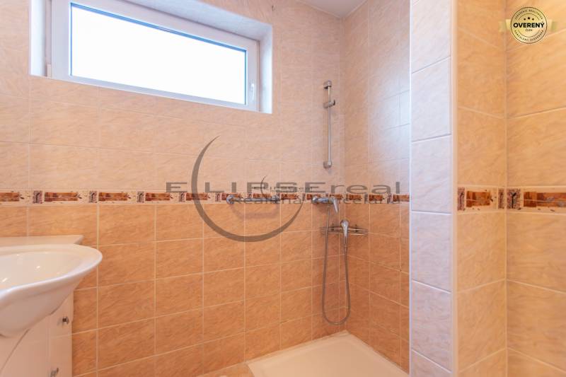 NA PREDAJ priestranný 4-izbový rodinný dom v Plaveckom Štvrtku - Kúpeľňa v rodinnom dome s jednou sprchou a keramickými obkladmi.