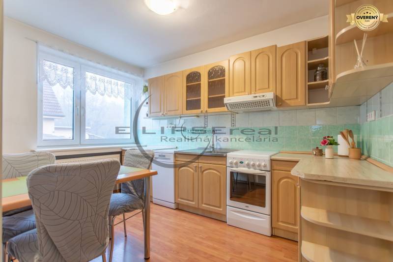 NA PREDAJ priestranný 4-izbový rodinný dom v Plaveckom Štvrtku - Kuchyňa v rodinnom dome s dreveným dekorom a svetlým nábytkom.