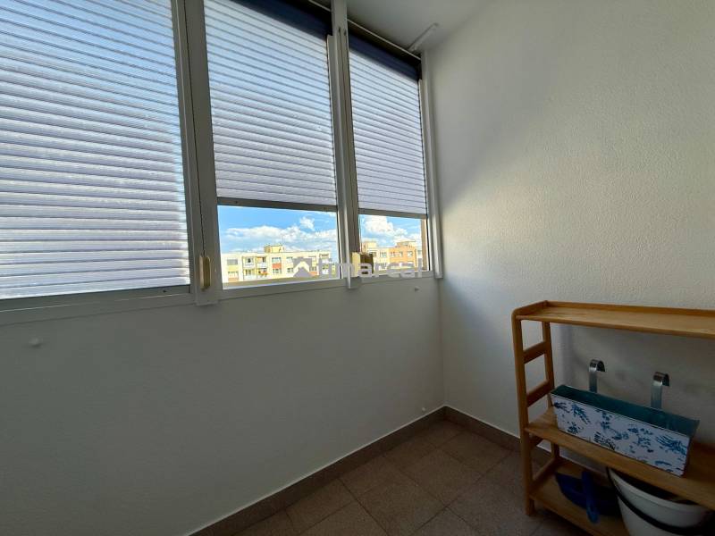 EXKLUZÍVNE - Pekný 1i byt po rekonštrukcii 38m2, loggia, Na hlinách - Presklený balkón 1-izbového bytu s výhľadom, s poličkou a okenicami.