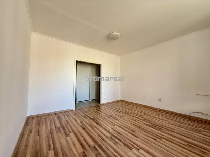 EXKLUZÍVNE - Pekný 1i byt po rekonštrukcii 38m2, loggia, Na hlinách - V 1-izbovom byte sa nachádza priestranná miestnosť s podlahou s dreveným dekorom.