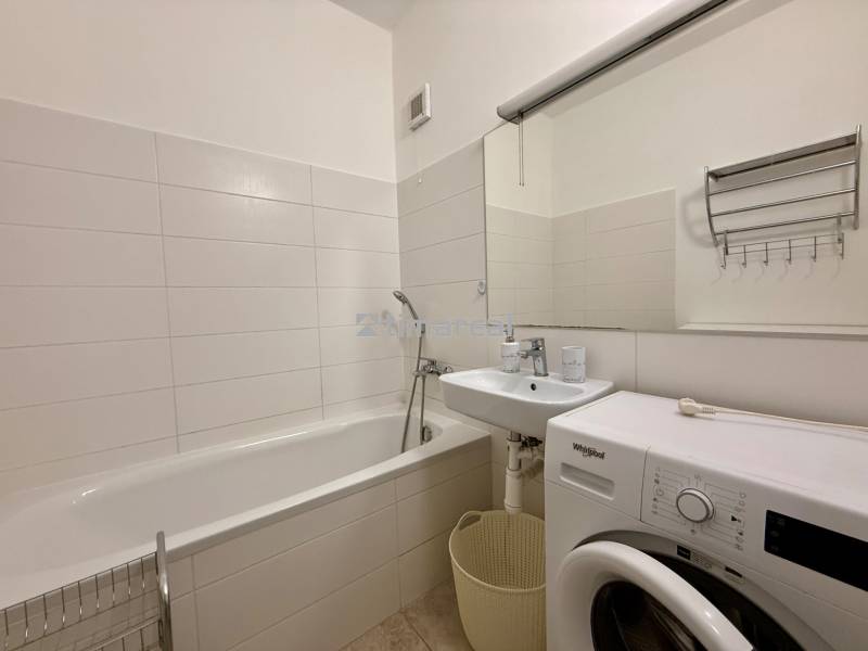 EXKLUZÍVNE - Pekný 1i byt po rekonštrukcii 38m2, loggia, Na hlinách - Kúpeľňa v 1-izbovom byte s vaňou, umývadlom a práčkou Whirlpool.