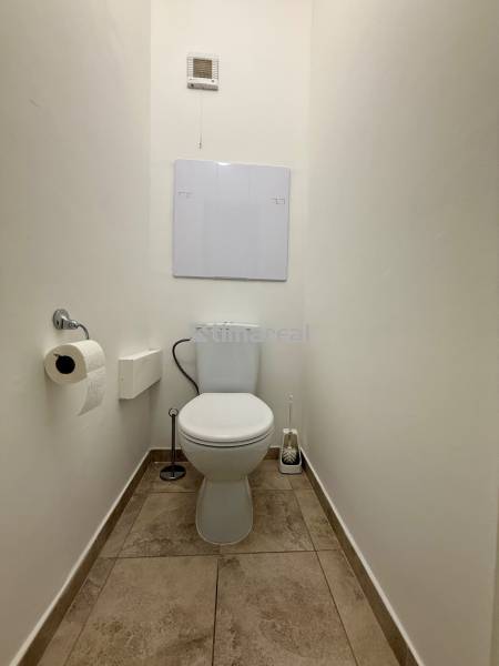 EXKLUZÍVNE - Pekný 1i byt po rekonštrukcii 38m2, loggia, Na hlinách - Toaleta s ventilátorom v 1-izbovom byte, s dlažbou na podlahe.