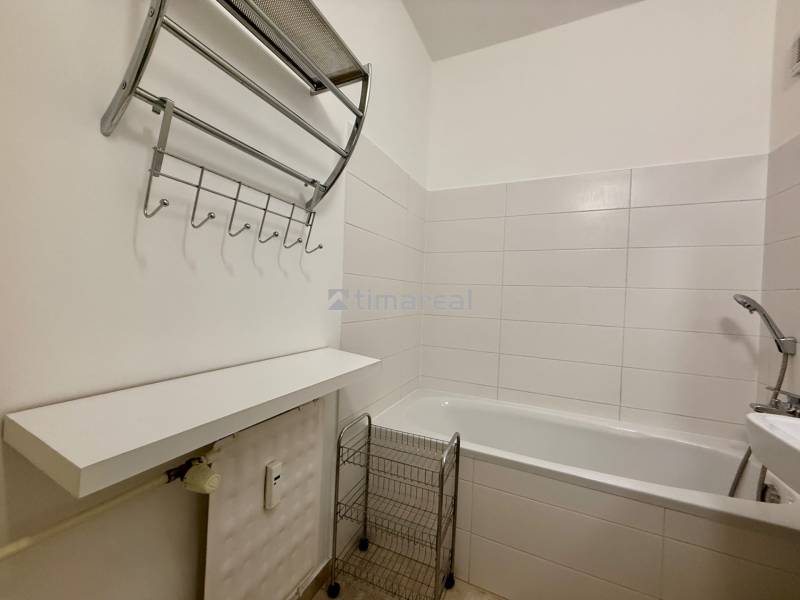 EXKLUZÍVNE - Pekný 1i byt po rekonštrukcii 38m2, loggia, Na hlinách - Kúpeľňa s vaňou, poličkou a háčikmi v 1-izbovom byte.