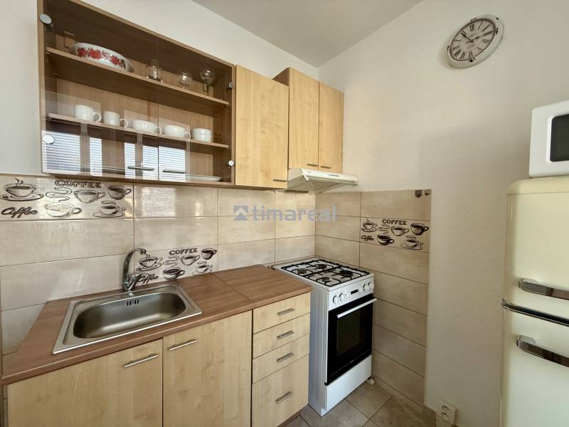 EXKLUZÍVNE - Pekný 1i byt po rekonštrukcii 38m2, loggia, Na hlinách - Kuchyňa s plynovým sporákom a dekorom kávy v 1-izbovom byte.