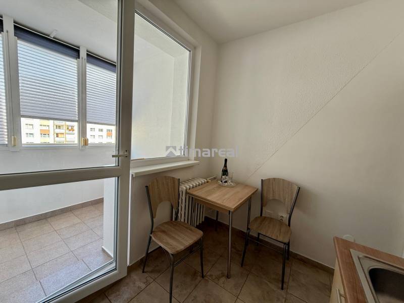 EXKLUZÍVNE - Pekný 1i byt po rekonštrukcii 38m2, loggia, Na hlinách - Jedálenský kút v 1-izbovom byte s výhľadom na lodžiu s dlažbou.