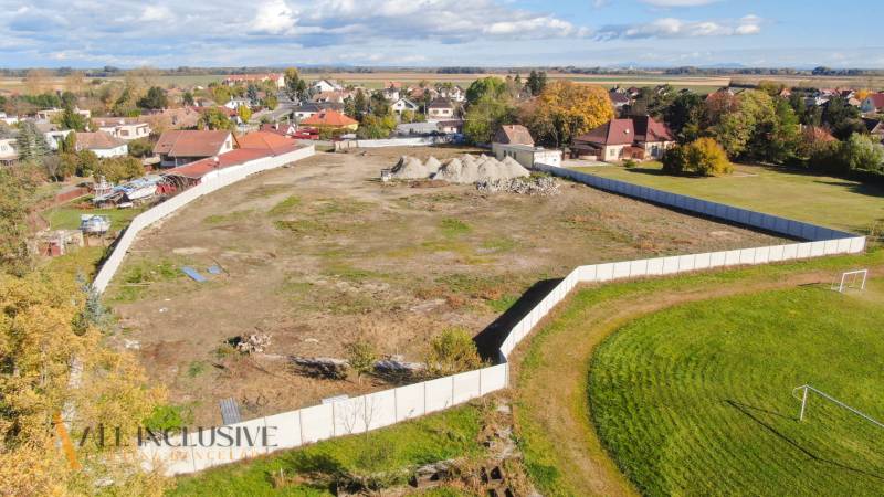 NA PREDAJ STAVEBNÉ POZEMKY, VEĽKÉ ÚĽANY –BELLINDA PARK - Pozemok na Bellinda Park, Veľké Úľany, obkolesený plotom. Pozemky - bývanie.