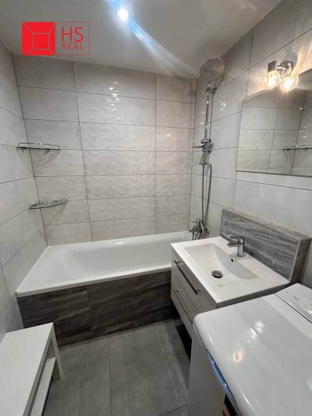 Prenajom 3 izb. bytu na Vajanskeho v NZ - Kúpeľňa s vaňou a umývadlom v 3-izbovom byte, neutrálny dizajn a svetlé obklady.