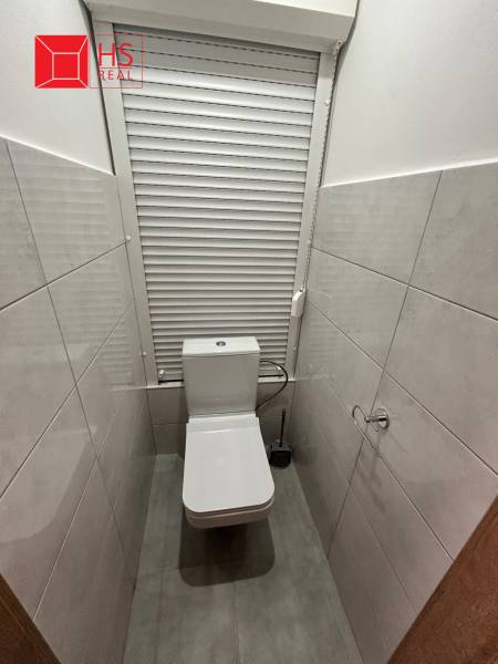 Prenajom 3 izb. bytu na Vajanskeho v NZ - Kúpeľňa so záchodom v 3-izbovom byte, obložená svetlými dlaždicami.