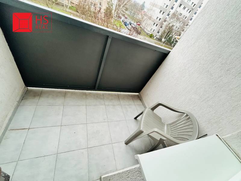 Prenajom 3 izb. bytu na Vajanskeho v NZ - Balkón 3-izbového bytu na S.H. Vajanského v Nových Zámkoch s plastovým nábytkom.