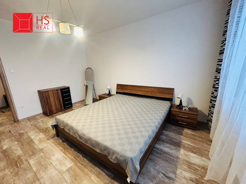 Prenajom 3 izb. bytu na Vajanskeho v NZ - Spálňa v 3-izbovom byte s podlahou s dreveným dekorom a moderne zariadeným nábytkom.