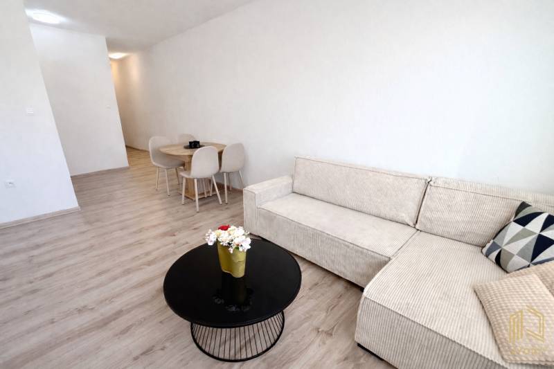  NA PREDAJ 2 -IZB BYT s LOGGIOU, KALINČIAKOVA UL. SENICA - Obývacia izba v 2-izbovom byte s podlahou s dreveným dekorom a pohodlnou sedačkou.