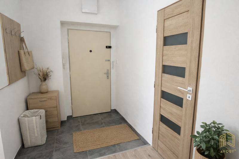  NA PREDAJ 2 -IZB BYT s LOGGIOU, KALINČIAKOVA UL. SENICA - Predsieň v 2-izbovom byte s dlažbou, drevodekorovou podlahou a vchodovými dverami.