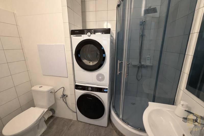  NA PREDAJ 2 -IZB BYT s LOGGIOU, KALINČIAKOVA UL. SENICA - Kúpeľňa s toaletou, sprchovacím kútom a spotrebičmi v 2-izbovom byte.