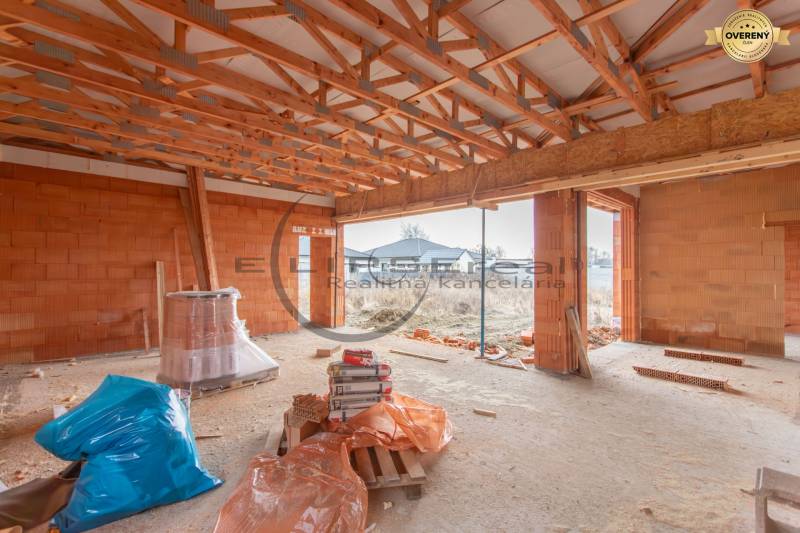 NA PREDAJ NOVOSTAVBA moderný 4-izbový rodinný dom v Malých Levároch - Stavba rodinného domu s drevenými trámami a tehálmi, Agátová ulica, Malé Leváre.