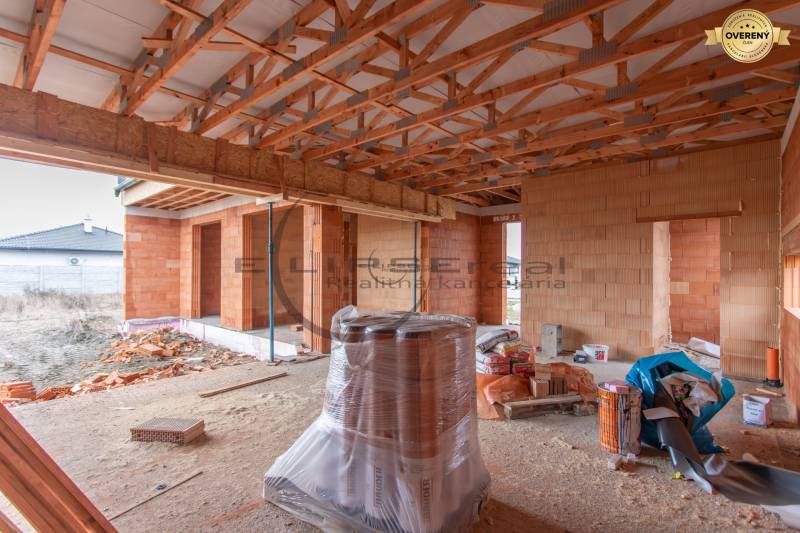 NA PREDAJ NOVOSTAVBA moderný 4-izbový rodinný dom v Malých Levároch - Výstavba rodinného domu na Agátovej ulici v Malých Levároch, s otvorenou strešnou konštrukciou.