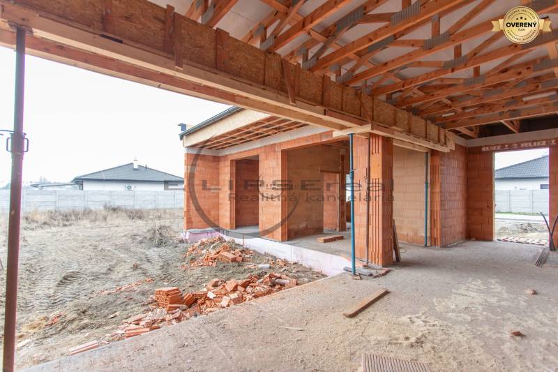 NA PREDAJ NOVOSTAVBA moderný 4-izbový rodinný dom v Malých Levároch - Rodinný dom na Agátovej ulici v Malých Levároch vo fáze hrubej stavby.