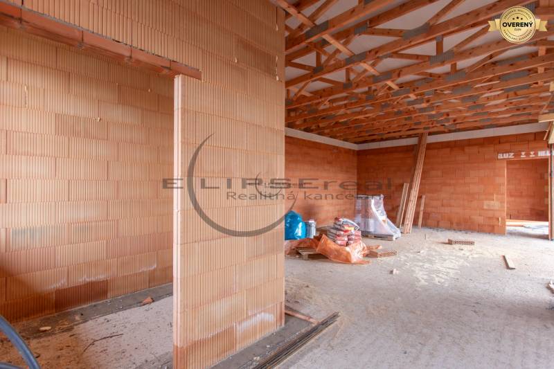 NA PREDAJ NOVOSTAVBA moderný 4-izbový rodinný dom v Malých Levároch - Výstavba rodinného domu so stavbou z tehál, bez podlahy s dreveným dekorom.