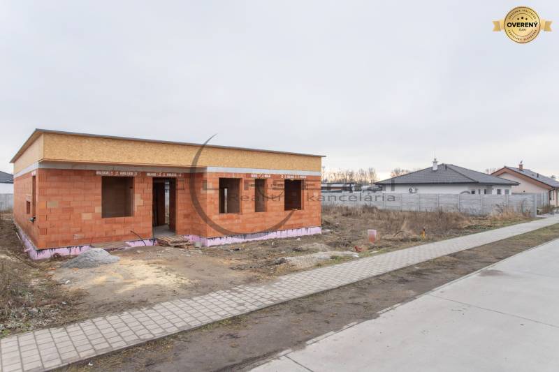 NA PREDAJ NOVOSTAVBA moderný 4-izbový rodinný dom v Malých Levároch - Rodinný dom v štádiu hrubej stavby na Agátovej ulici v Malých Levároch.