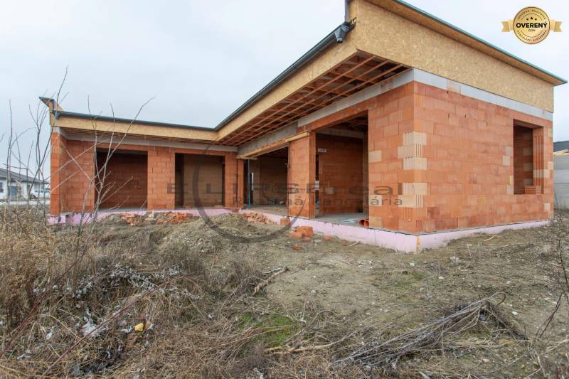 NA PREDAJ NOVOSTAVBA moderný 4-izbový rodinný dom v Malých Levároch - Rodinný dom na Agátovej ulici v Malých Levároch, v štádiu hrubej stavby.