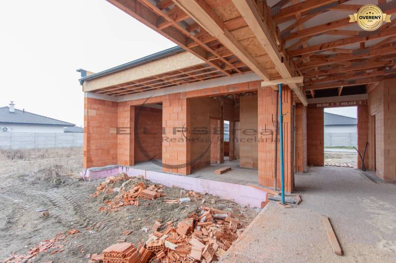 NA PREDAJ NOVOSTAVBA moderný 4-izbový rodinný dom v Malých Levároch - Výstavba rodinného domu na Agátovej ulici v Malých Levároch s tehlovými stenami.