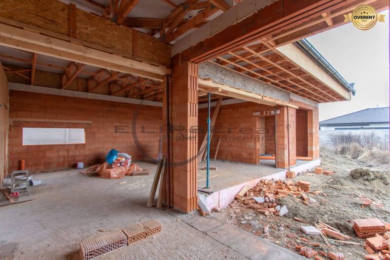 NA PREDAJ NOVOSTAVBA moderný 4-izbový rodinný dom v Malých Levároch - Stavba rodinného domu na Agátovej ulici v Malých Levároch s tehlovými stenami.