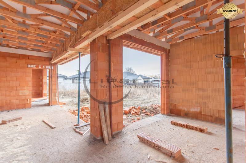 NA PREDAJ NOVOSTAVBA moderný 4-izbový rodinný dom v Malých Levároch - Stavba rodinného domu na Agátovej ulici v Malých Levároch, vidno surové tehlové múry.