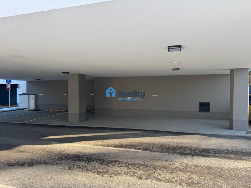 Nájom parkovacie miesto-kryté, centrum PB - Parkovacie miesta v garážach v Považskej Bystrici, poskytujú kryté útočisko pre vozidlá.