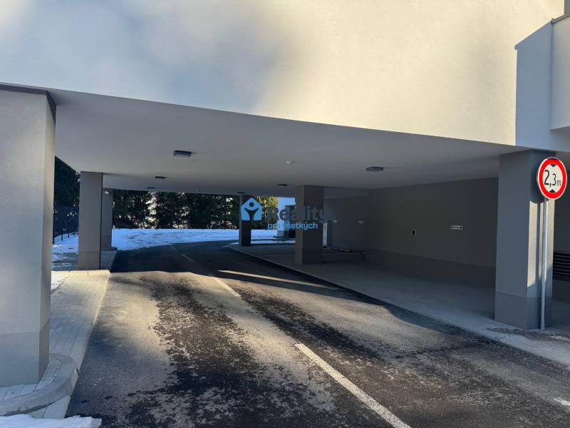 Nájom parkovacie miesto-kryté, centrum PB - Garáže v Považskej Bystrici s asfaltovým povrchom a výškovým obmedzením 2,3 m.