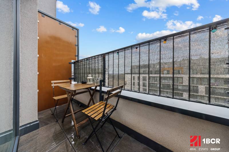 ZARIADENÝ 1-IZBOVÝ BYT, SLNEČNICE – IDEÁLNA INVESTÍCIA AJ BÝVANIE - Balkón 1-izbového bytu na Zuzany Chalupovej v Bratislave - Petržalke, s dreveným sedením.