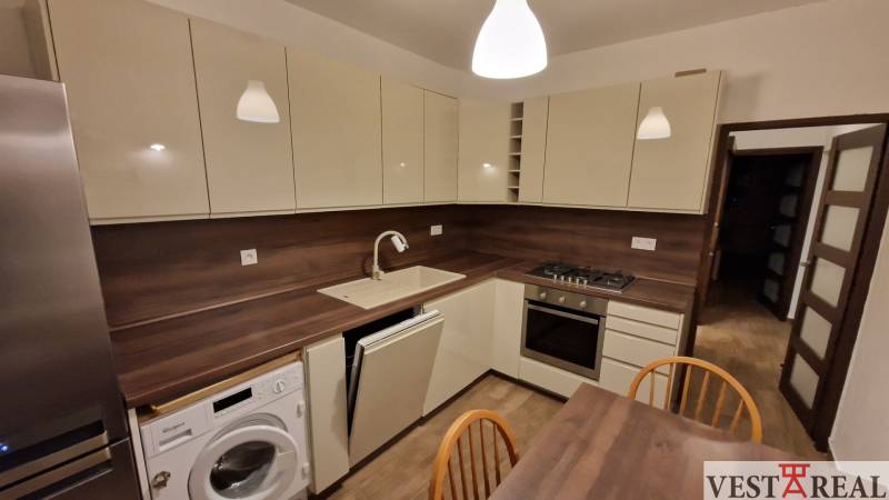 Na prenájom zariadený 3 izbový byt s balkónom Galanta- Mierová - Kuchyňa v 3-izbovom byte s bielymi skrinkami a podlahou s dreveným dekorom.