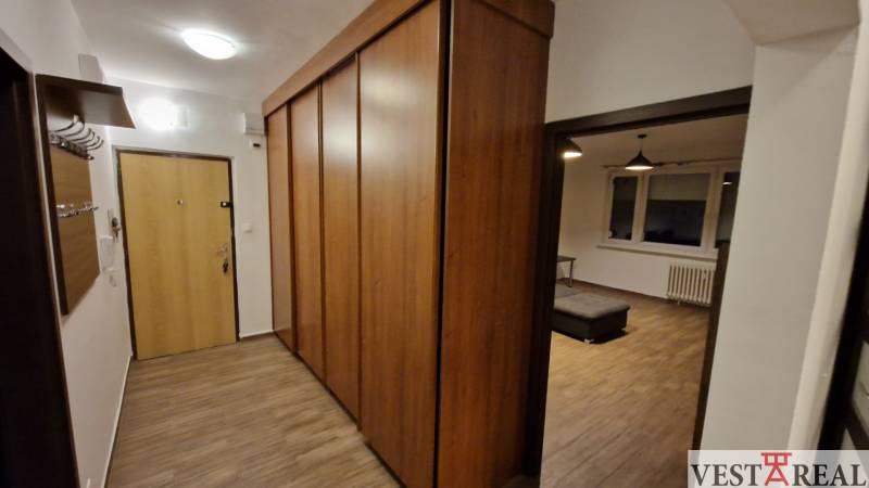 Na prenájom zariadený 3 izbový byt s balkónom Galanta- Mierová - Chodba s drevenými skriňami a podlahou s dreveným dekorom v 3-izbovom byte.
