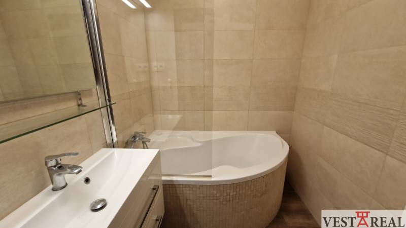 Na prenájom zariadený 3 izbový byt s balkónom Galanta- Mierová - Kúpeľňa v 3-izbovom byte s vaňou, umývadlom a svetlými obkladmi.