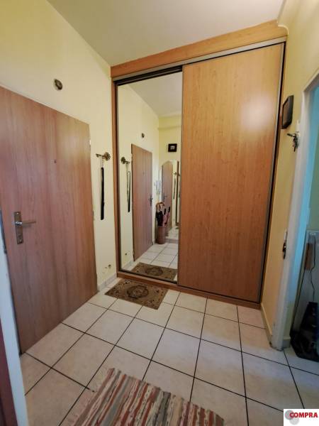 Pekný 2 izbový byt na Jadrovej ul. - Chodba v 2-izbovom byte s dlažbou, zrkadlom a vstavanou skriňou.