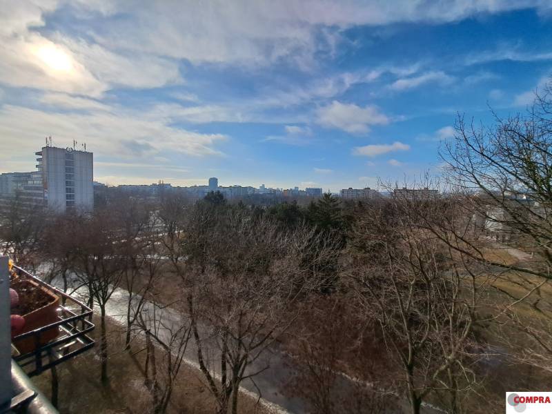 Pekný 2 izbový byt na Jadrovej ul. - Výhľad na mestský park a budovy v Bratislave na Jadrovej ulici.