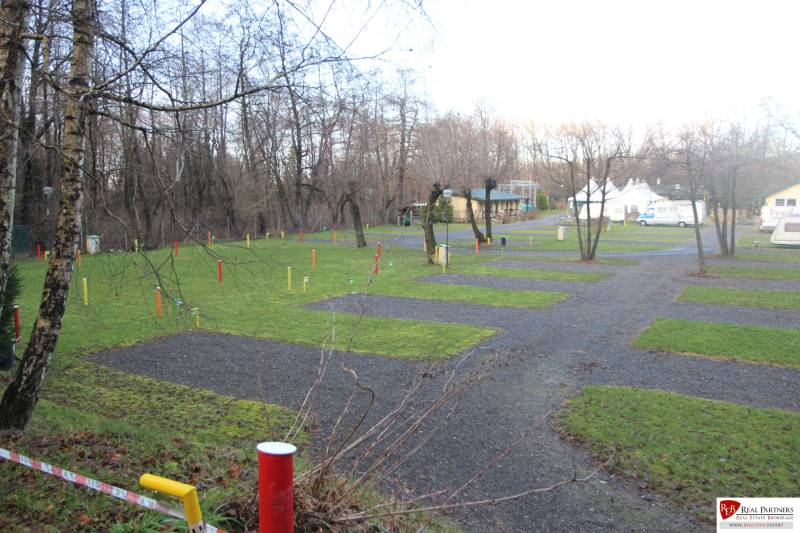 Zabehnutý multifunkčný rekreačný areál (kemp) Kuchyňa na predaj - Rekreačné pozemky v Kuchyni s vyhradenými miestami pre karavany a trávnatými plochami.